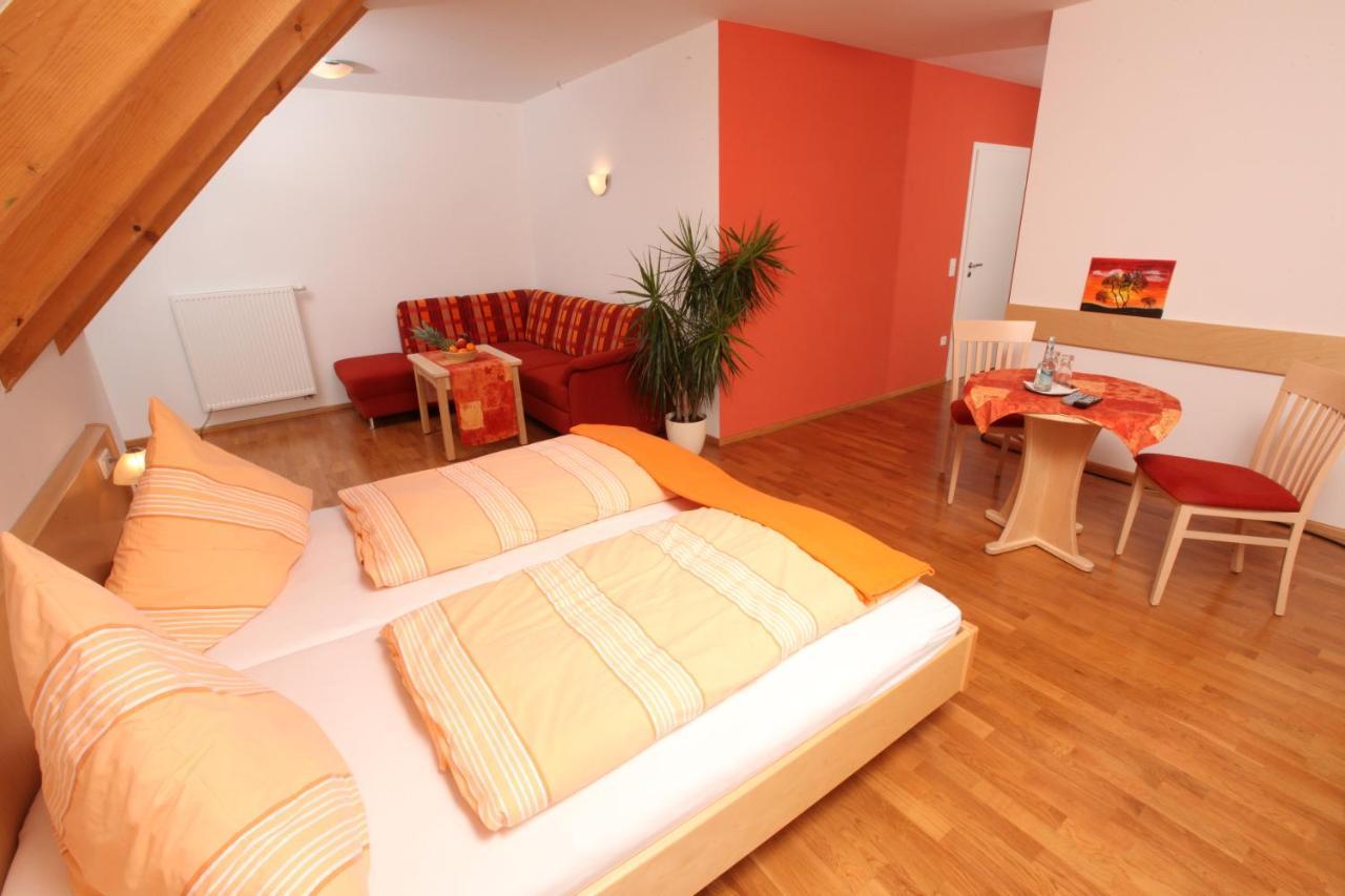 Gasthof-Pension Brauner Hirsch In Alfeld - Mittelfranken Esterno foto