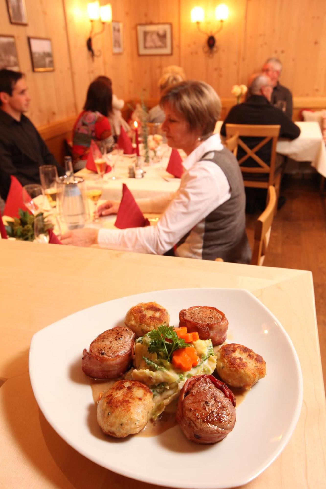 Gasthof-Pension Brauner Hirsch In Alfeld - Mittelfranken Esterno foto