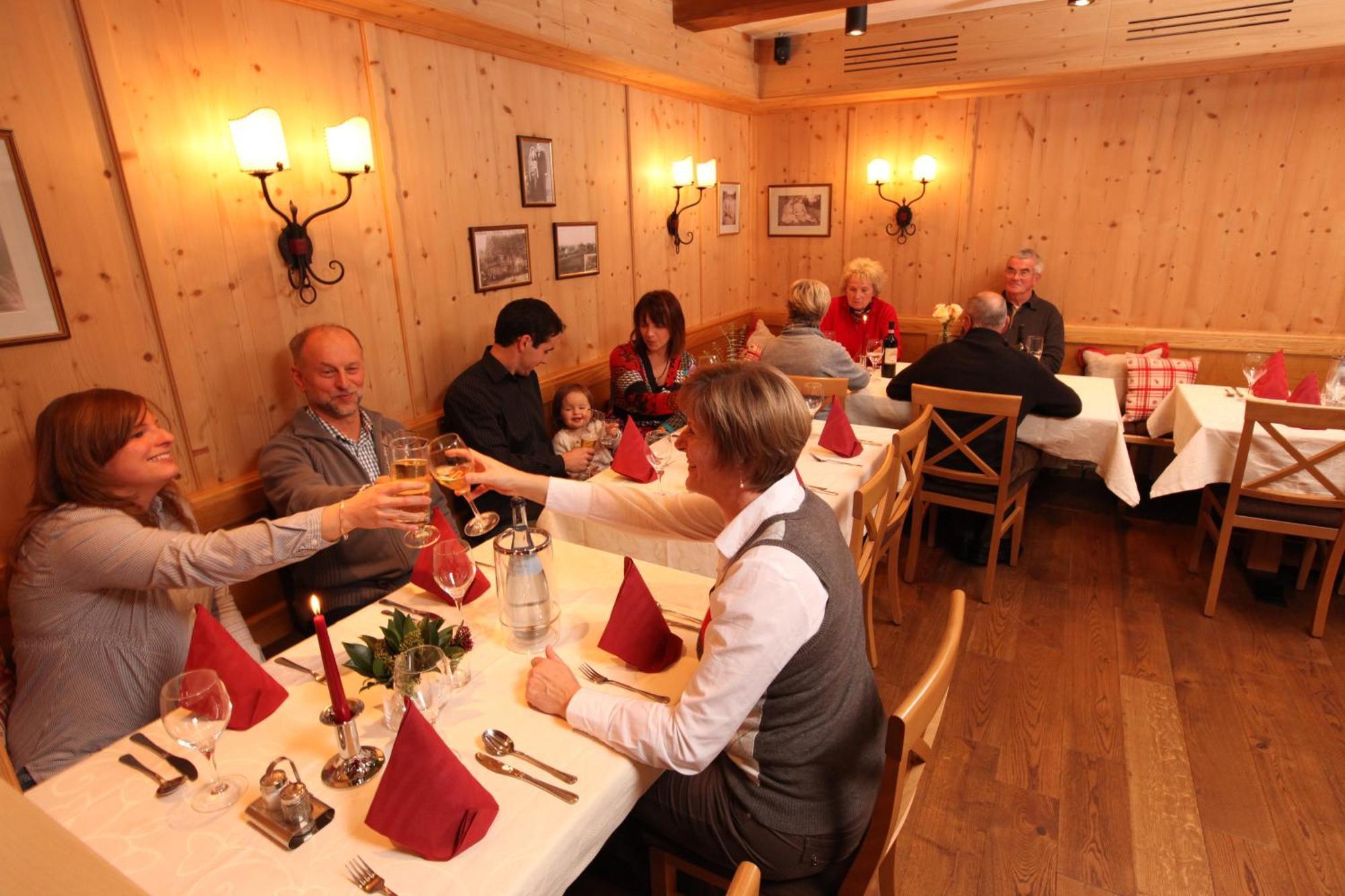 Gasthof-Pension Brauner Hirsch In Alfeld - Mittelfranken Esterno foto